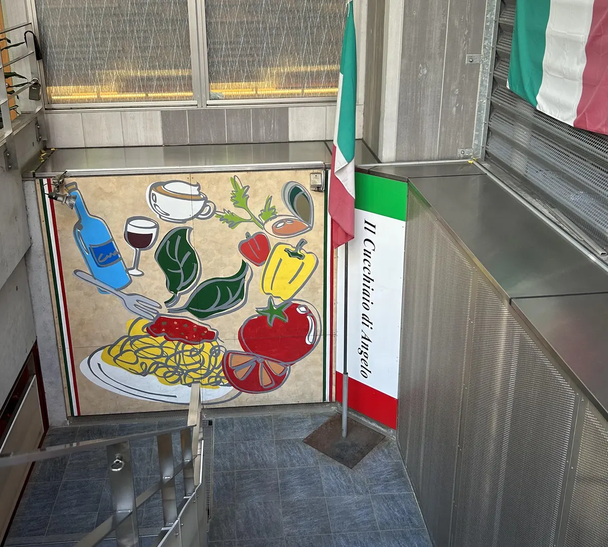 通りから見るレストランの看板