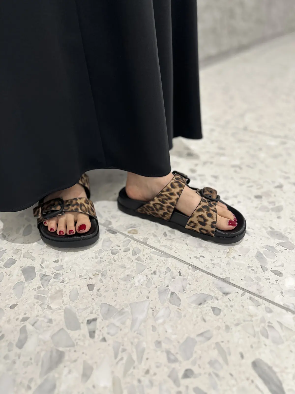 シンプルなワンピースにはレオパード柄でアの画像_6