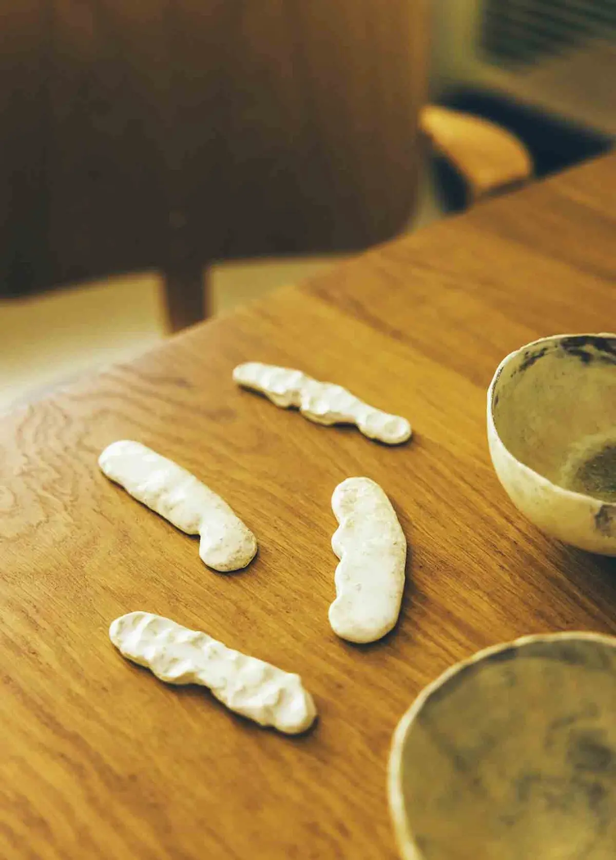 チダさんが作陶した器やカトラリーレスト。カトラリーレストは大好評でザ・コンランショップで販売も。すぐに完売してしまう人気アイテムに