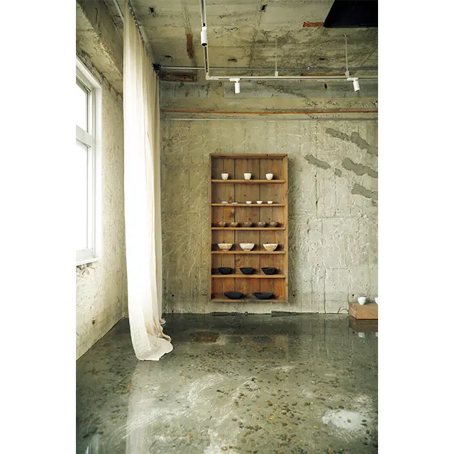 3階は、カフェで使用している 茶器をはじめ、現代作家の器を販売