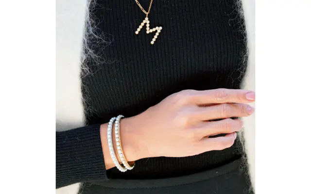 グルーデコでオーダーしたバングルとラ・スールのイニシャルチャーム。小粒のパールがキュート。