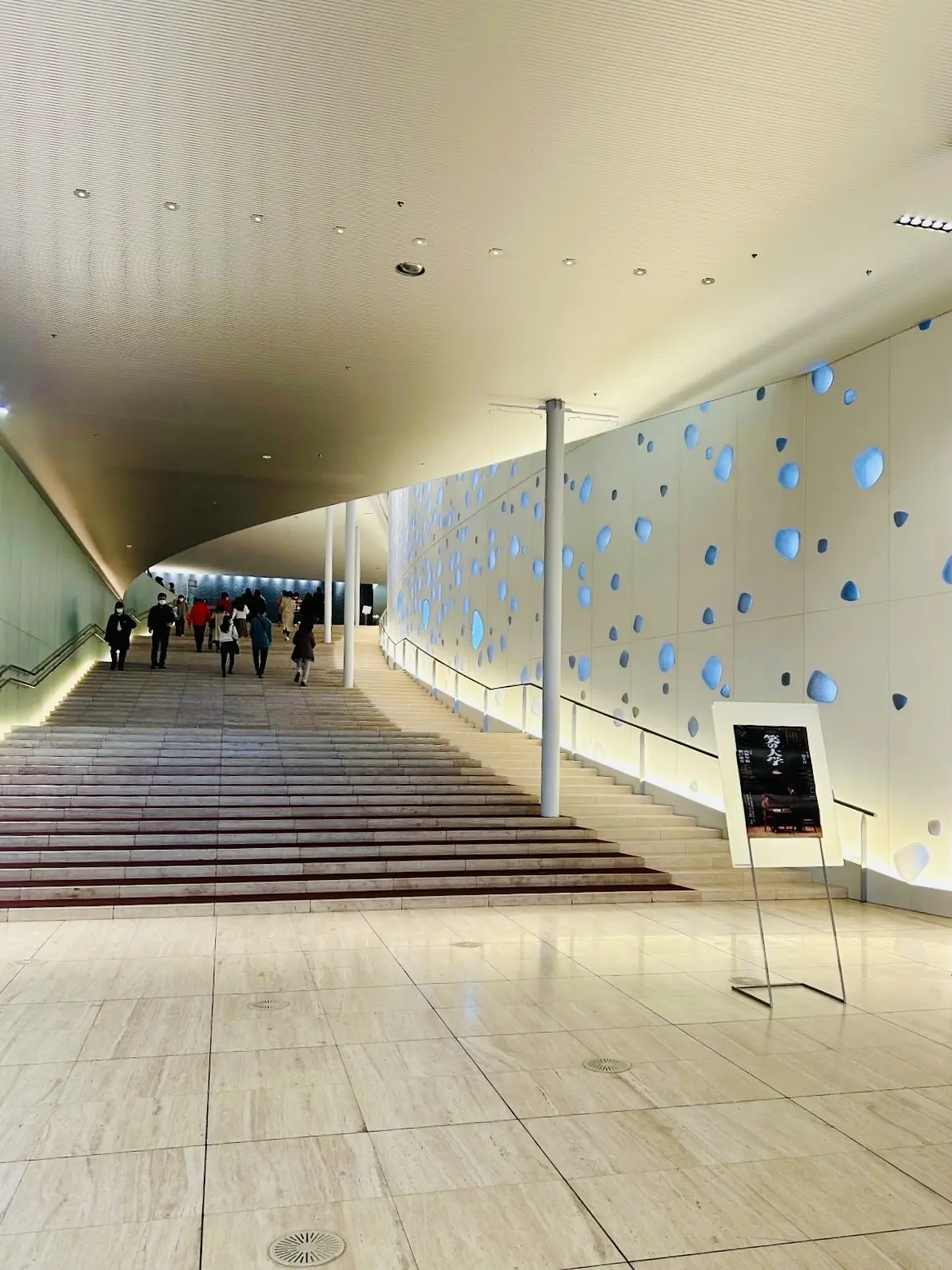 まつもと市民芸術館内の主ホールに続く階段です