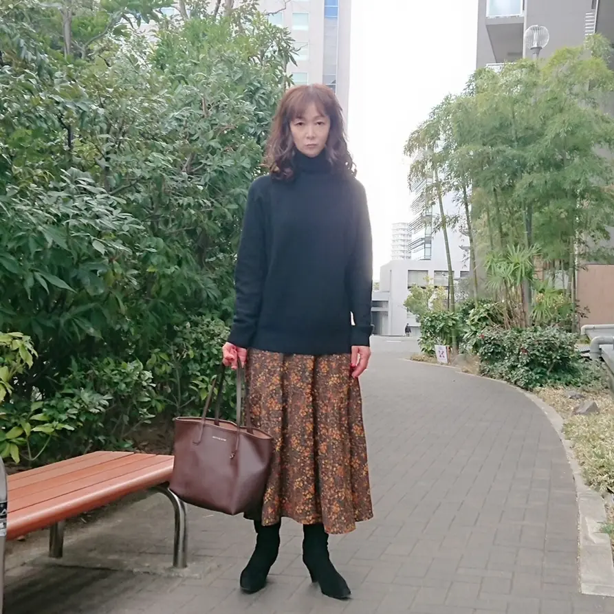 黒いタートルニット   ティアードスカート   ロングブーツ   トートバッグ