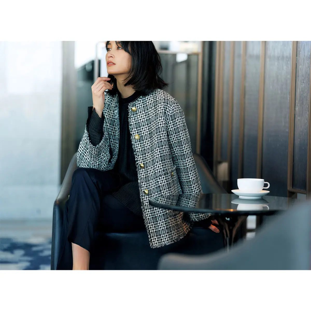 モノトーンのツィードジャケットとパンツのコーデ　モデル・黒田エイミ