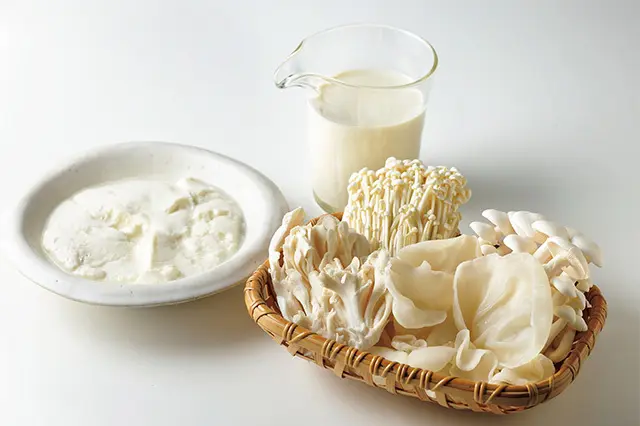 豆腐、豆乳、白いきのこと、白 づくしのビジュアル重視鍋。