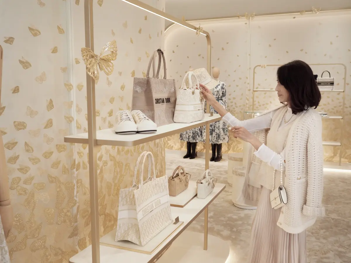 クリスマス気分が高まるDiorのポップアの画像_4