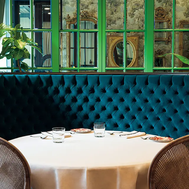 イタリア ルネサンスとグッチの折衷的な美学を取り入れた店内