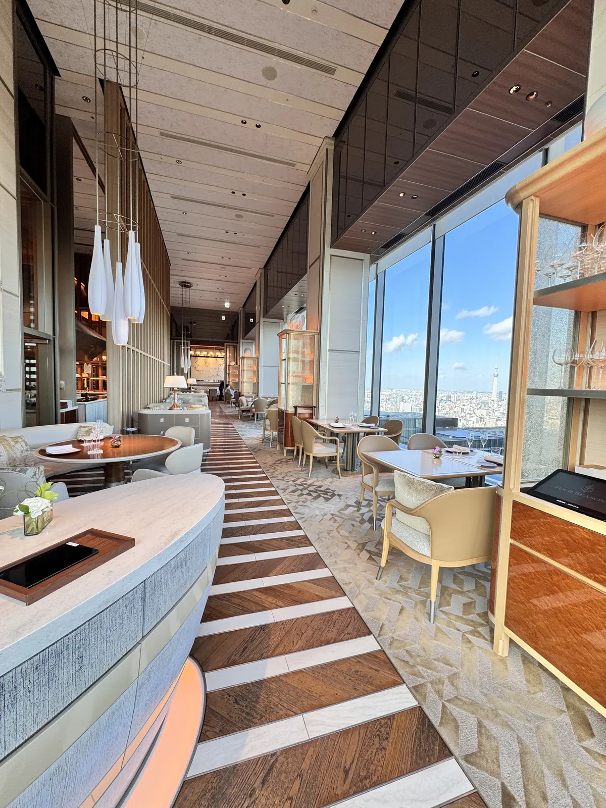 夏の終わりにユニクロパンツで上品ホテルラの画像_1