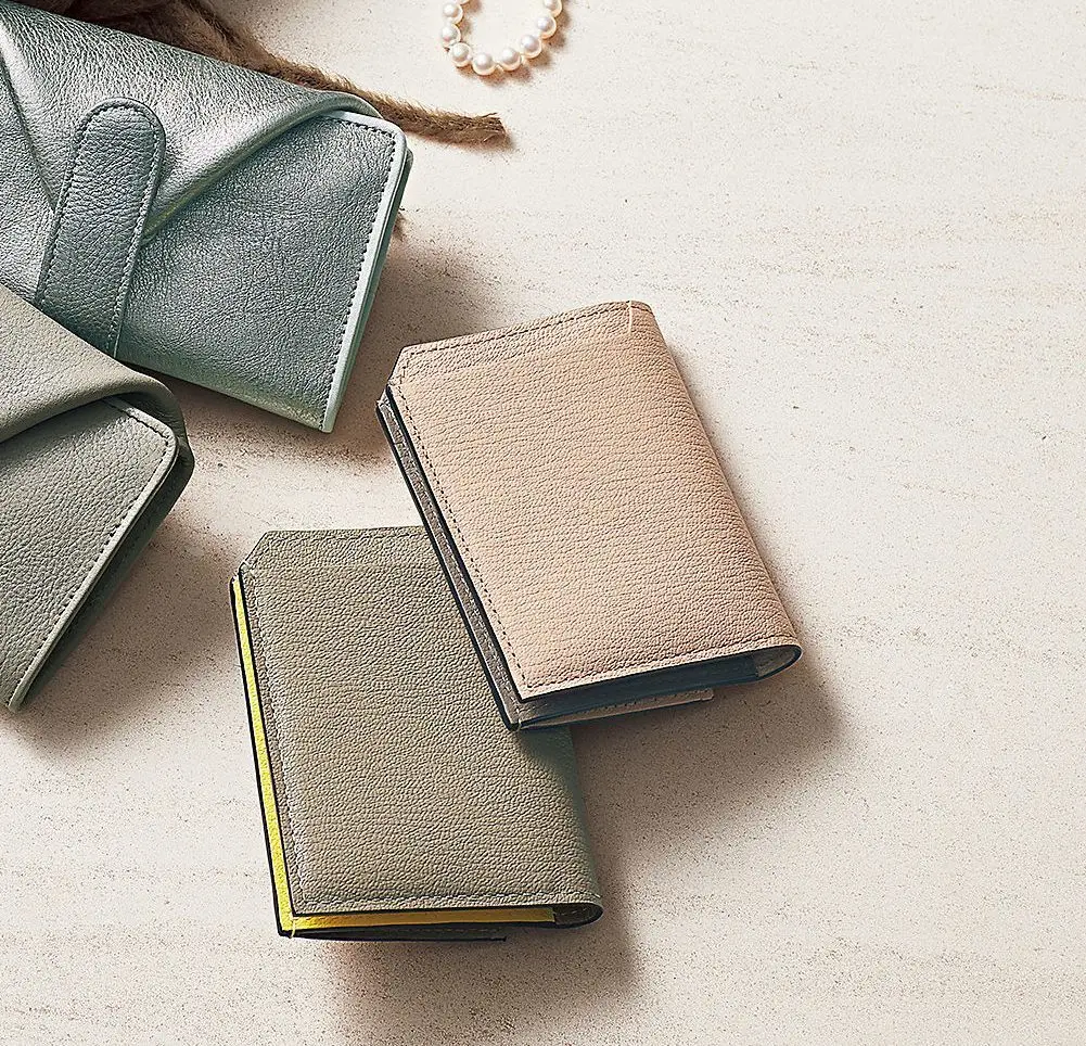 機能優秀デザインで所作まで美しく！エクラ別注「大人の小さめ財布」