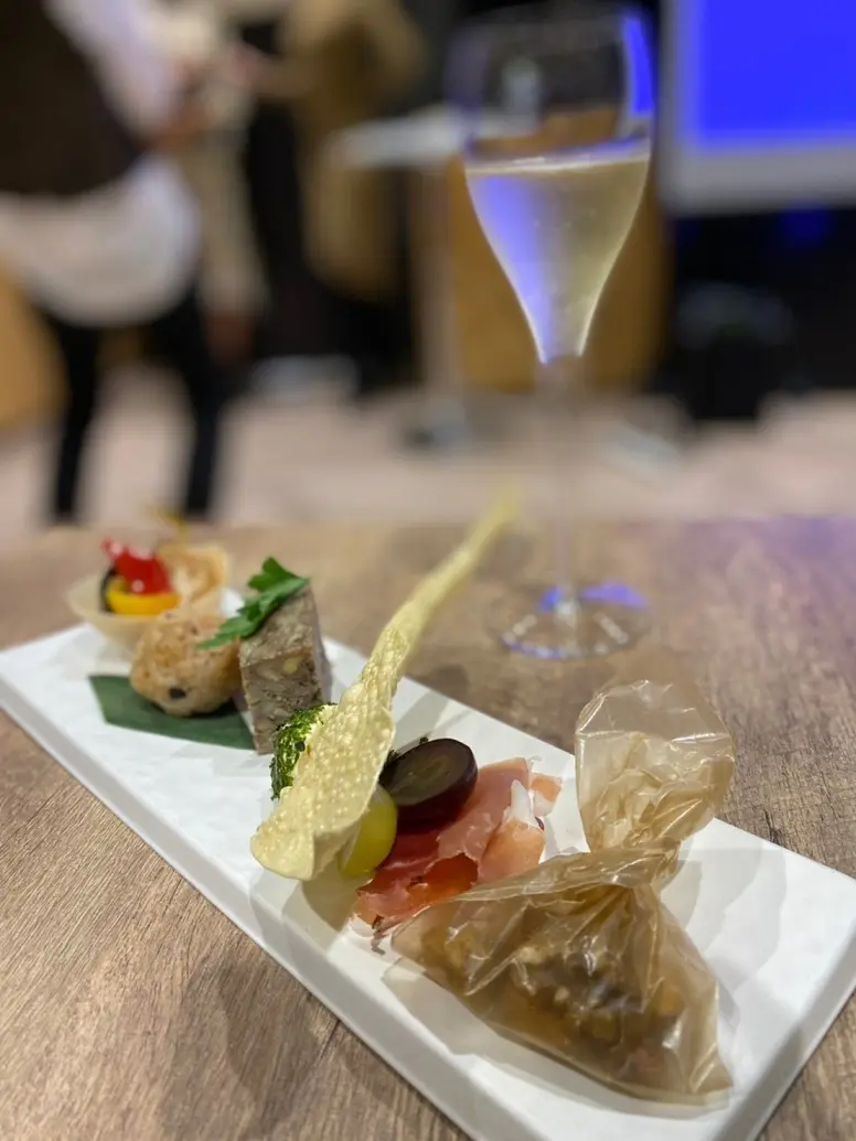 人気料理家・真藤舞衣子さんとご友人の藤田直樹さんによるペアによるフード