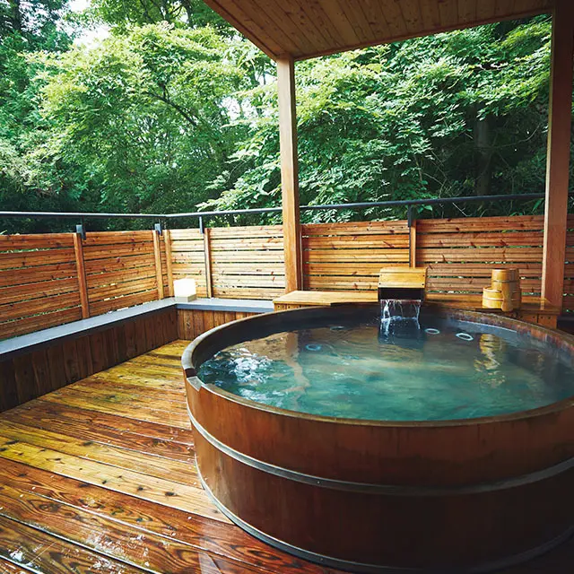 テラスに大きな温泉露天風呂がある10号棟　星空を眺めながらゆったり温泉を楽しんで