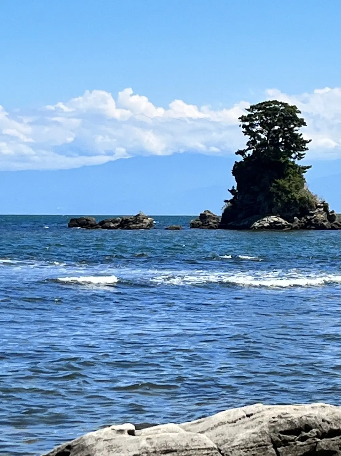 義経岩と立山をバックに
