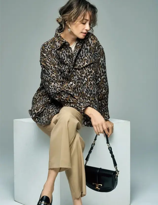 オーバーサイズの厚手シャツをパリマダムのようにさらっとさりげなく