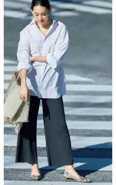 ニットもラフになりすぎない足もとの辛口なスパイスが有効