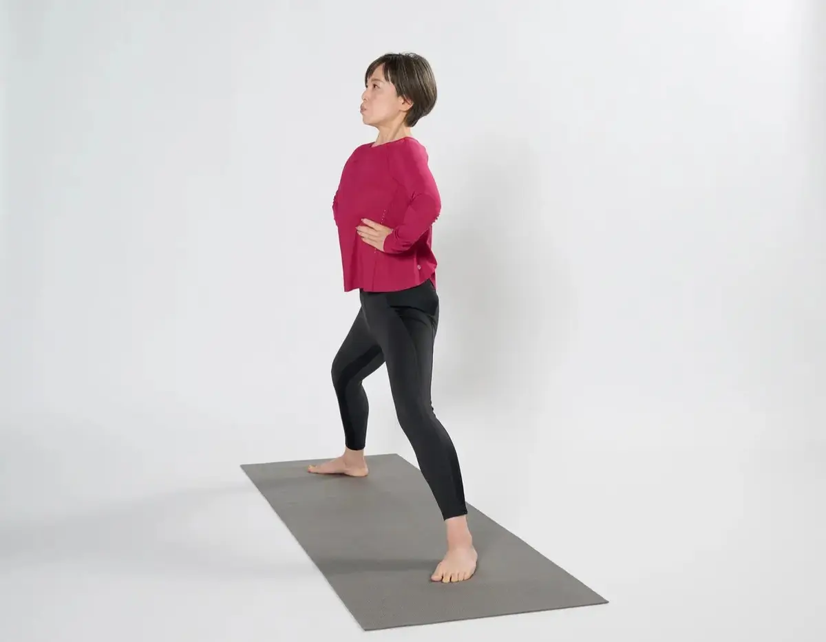 横から見るとこんな状態。お腹を凹ませて、お腹の深部の腹横筋を絞るのがポイント。