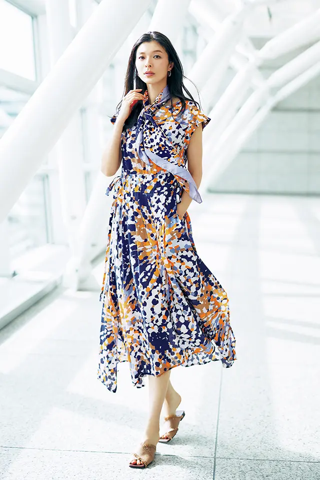 軽やかな素材と華やかなカラーで日常のドレスアップを満喫