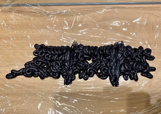 ロングヘアの根元にゆったり使う量。塗る際にストレスなく、かつ１度でしっかり発色させたいので、多めに出します