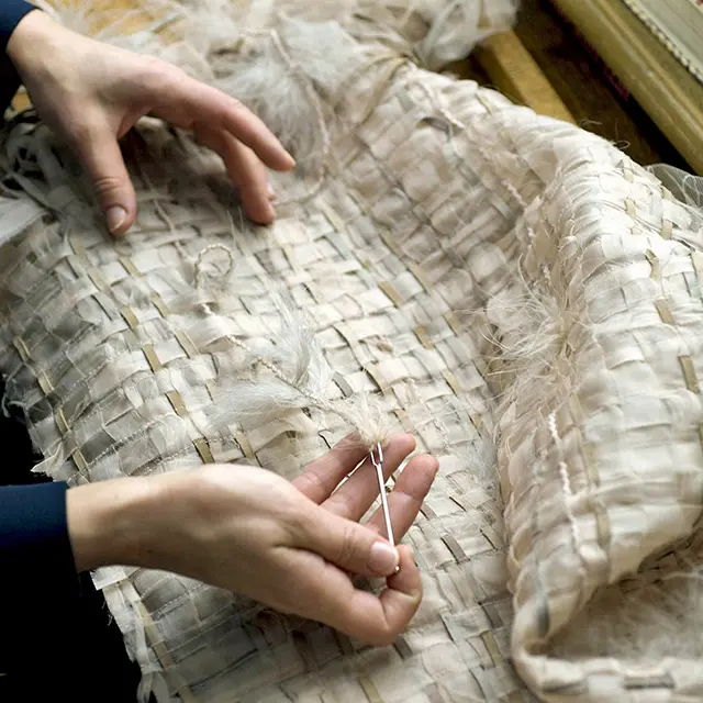 さまざまな素材や色でていねいに確実に紡がれていくツイ ード生地。