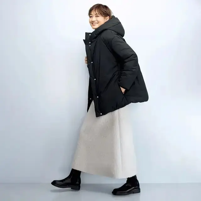 富岡佳子さんがまとう「大人のダウン」