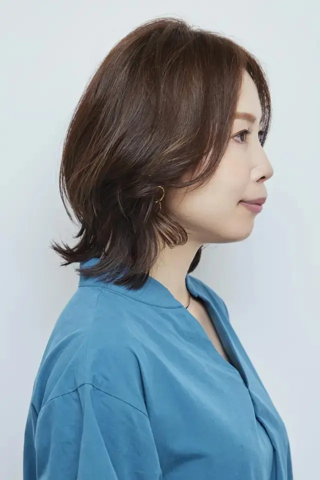 理想的な立体感とふんわり感がかなう！“逆ダイヤ型ミディアム”は大人の味方【50代髪型・ヘアスタイル】