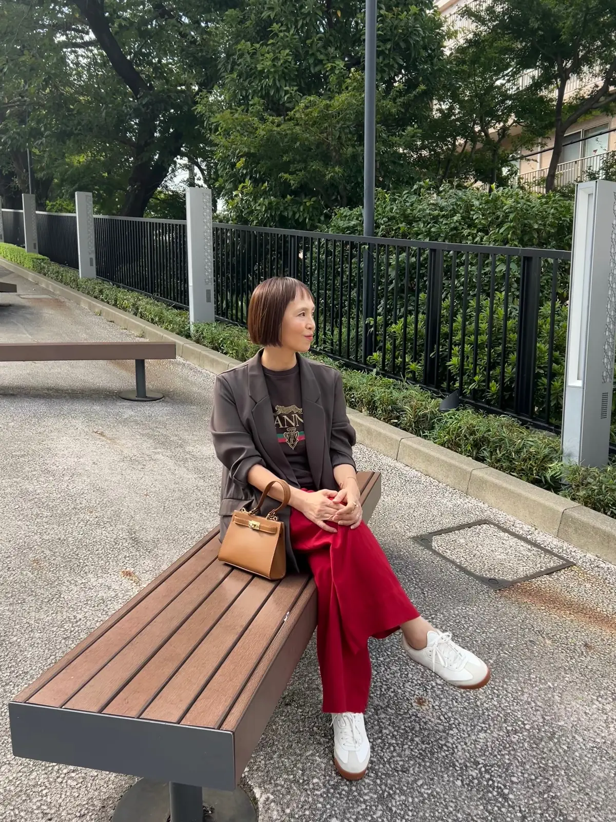 秋コーデ　ジャケットコーデ　スニーカーコーデ　パンツコーデ　アラフィフコーデ　ミニボブ　ショートボブ　DeuxiemeClasseTシャツ　赤パンツ　ベンチ
