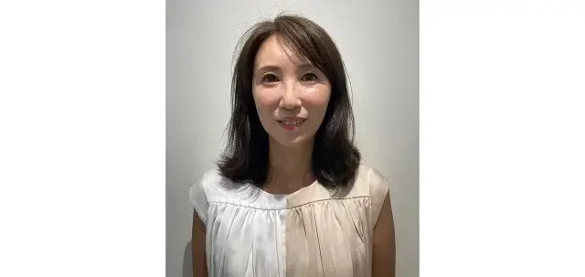 軽やかな動きで華やかさ満点！50代に人気の長めボブ【50代髪型・ヘアスタイル】