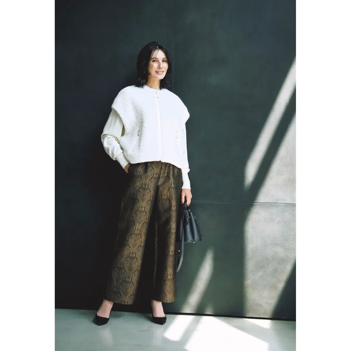 白ループニットジレに白ブラウス、ブラウンパンツを合わせたコーディネート　モデル・田沢美亜