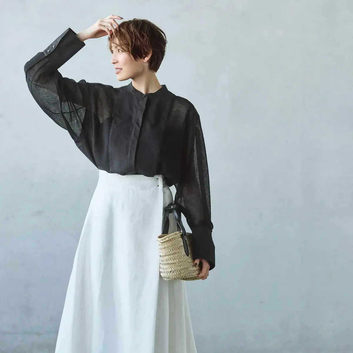 気温28℃曇りの日は、透ける黒でエレガントに夏のモノトーンを楽しむ