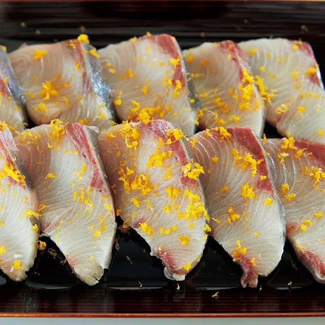 ブリに柚子の皮のすりおろしをまぶすと、柑橘類のさわやかな香りがついて、見た目も華やかに。