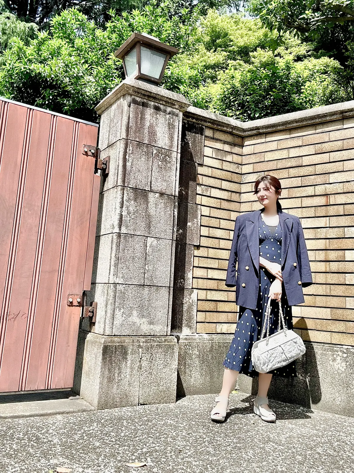 紺ジャケットで東京都庭園美術館への画像_1