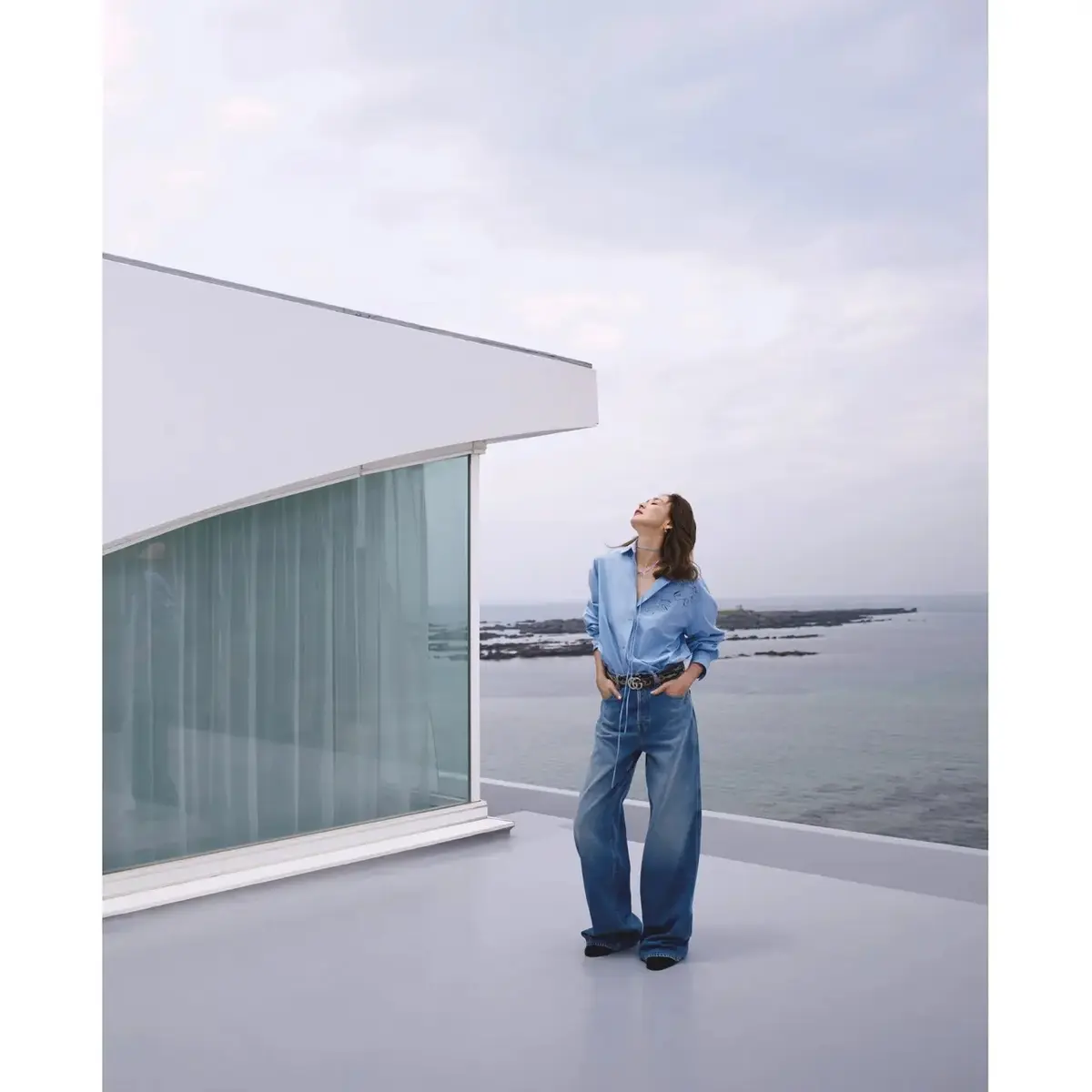 ライトブルーのシャツとウォッシュドデニムの組み合わせで、奥行きのあるワントーンを作る。気温26℃｜10/19(日)【50代の毎日コーデ】