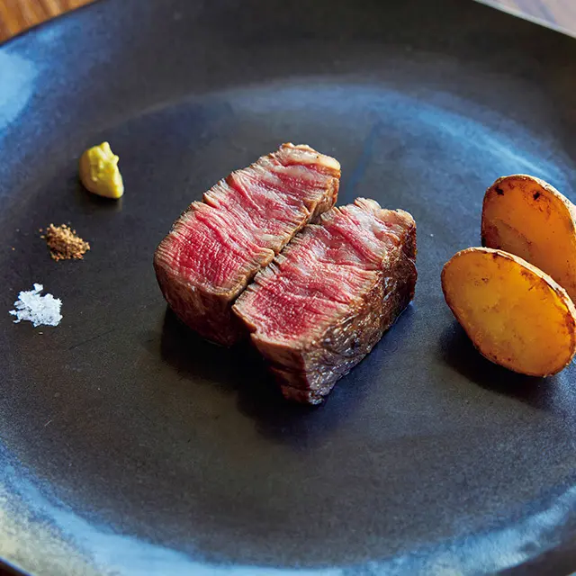 蔵王牛の赤身のフィレを炭火焼きに。タスマニアペッパー、マル ドンの塩、マスタードの3種の薬味で。添えているのはインカのめざめのロースト。 どのお皿もシンプルな盛りつけ