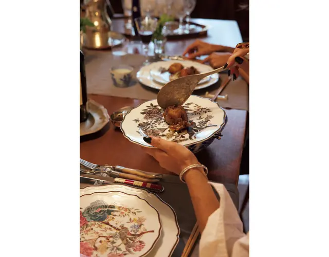 一枚ずつ異なる、シノワズリーを彷彿とさせる絵柄は絵画のよう