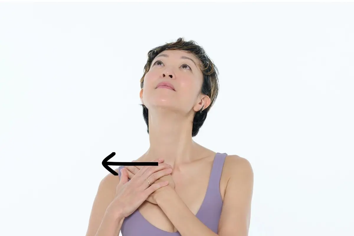 OurAge×Webエクラ 40代50代　顔ピラティス 首を回しながら、鎖骨の基点から肩の先へと力を入れデコルテを広げていく