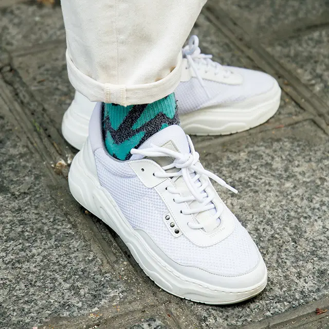 コスのストレートデニムは、ロー ルアップしてバランスを調節