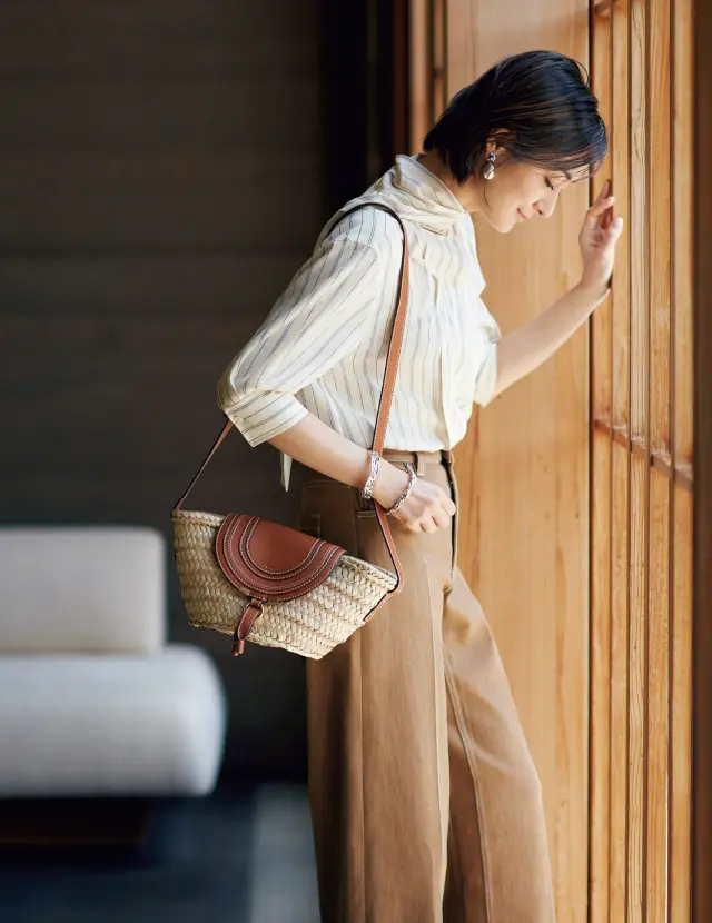 優雅な着こなしにかごバッグが