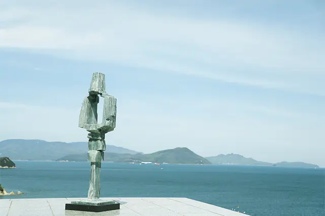 海に面し た突端に据えられた代表 作、『サキモリ』。