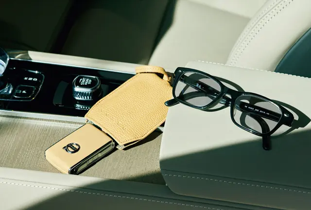 愛車はプラグインハイブリッドのXC60。革製のキーケースはストラップでバッグに提げられる　