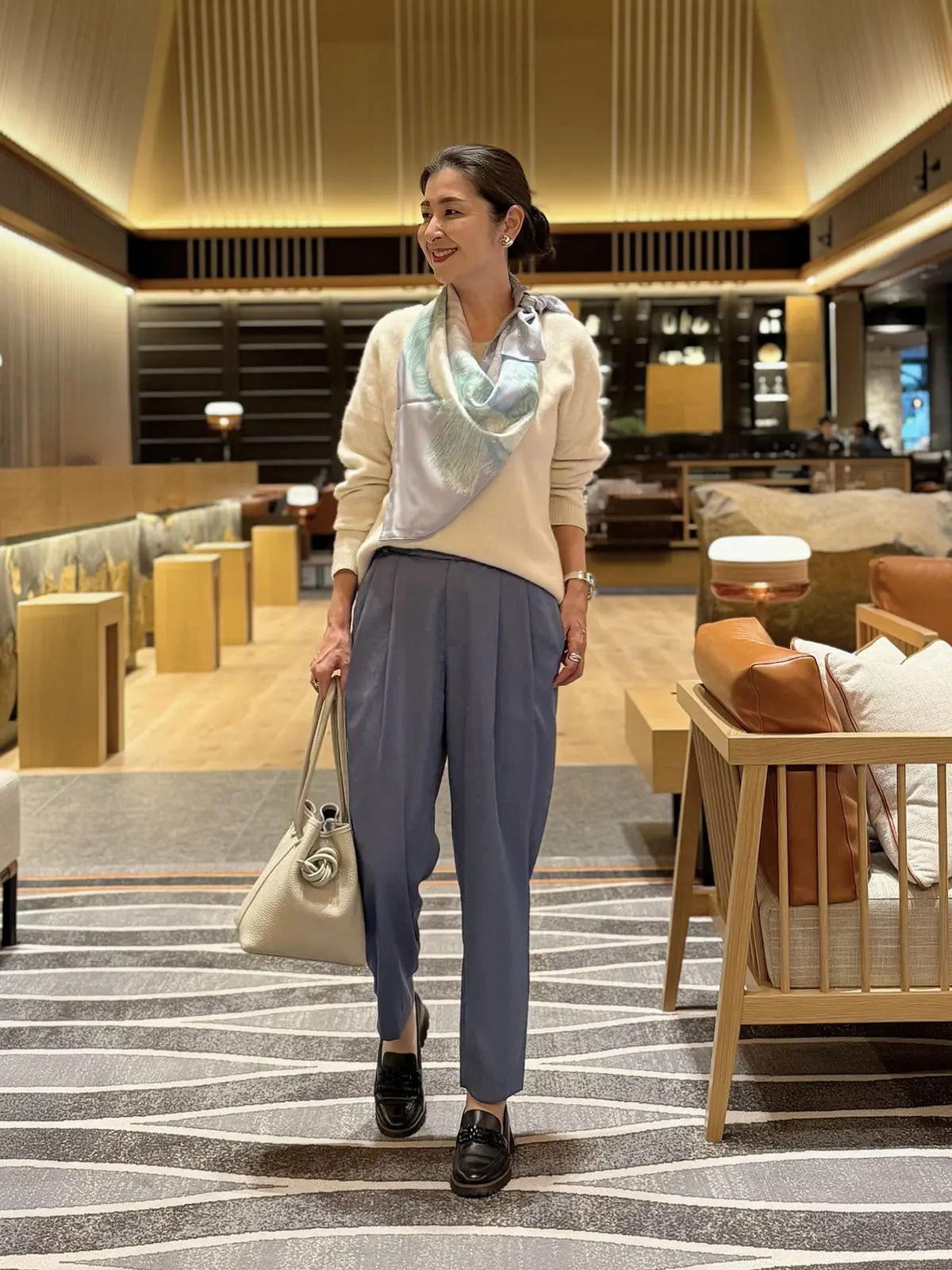 ランチコーデ　白ニット　ライトブルーのテーパードパンツ　白バッグ　ライトブルーのスカーフ　黒ローファー