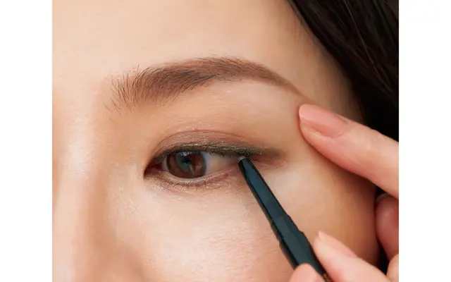 まつ毛の間を埋め、 目もとの印象を強める