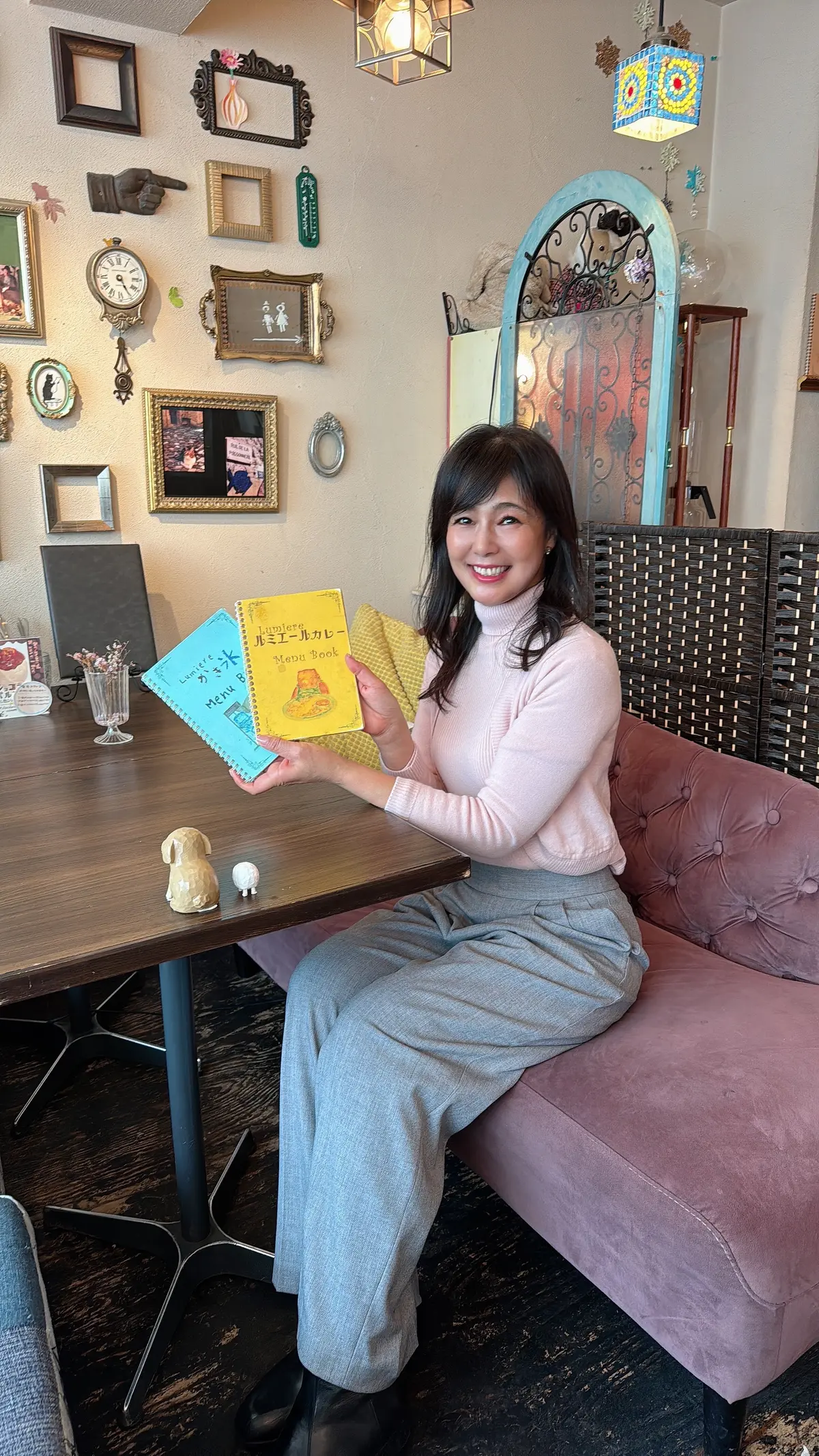 パッチワークソファー、cafe Lumiere、カフェ ルミエール、店内、可愛い、ソファー、可愛いソファー、カントリーテイスト、店内、可愛い店内、ピンク、ニット、ピンクニット、タートル、タートルネック、ハイネック、タートルネックニット、ハイネックニット、ニットアンサンブル、グレー、ライトグレー、パンツ、またワイドパンツ、グレーパンツ、グレーワイドパンツ、ニットコーデ、パンツコーデ、ワイドパンツコーデ、春、春服、春コーデ、春服コーデ、春ファッション、冬服、冬コーデ、ブーツ、黒、黒ブーツ、ショートブーツ、ピンクソファー、パッチワーク、スイーツ、新食感スイーツ、新スイーツ