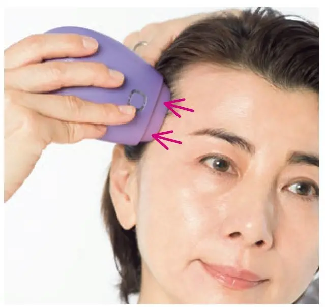 こめかみは、髪の生えぎわにか かるまですべらせる。