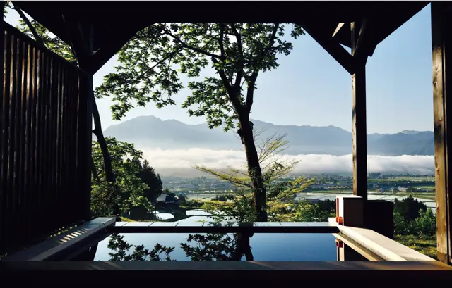 百名山と魚沼平野を一望する露天温泉。秋から冬にかけて朝は眼下に雲海が広がる　