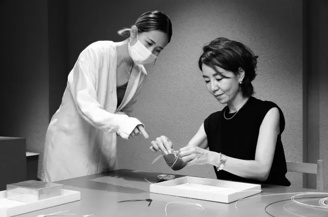 好きな色の水引を選び、基本の「あわじ結び」を習う。