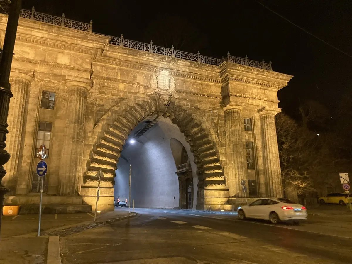 世界で有名な夜景スポット。ブダペストはドナウの女王とも言われるそうです。ブダキャッスルトンネル•アダムクラークトンネル横からトロッコに乗車。