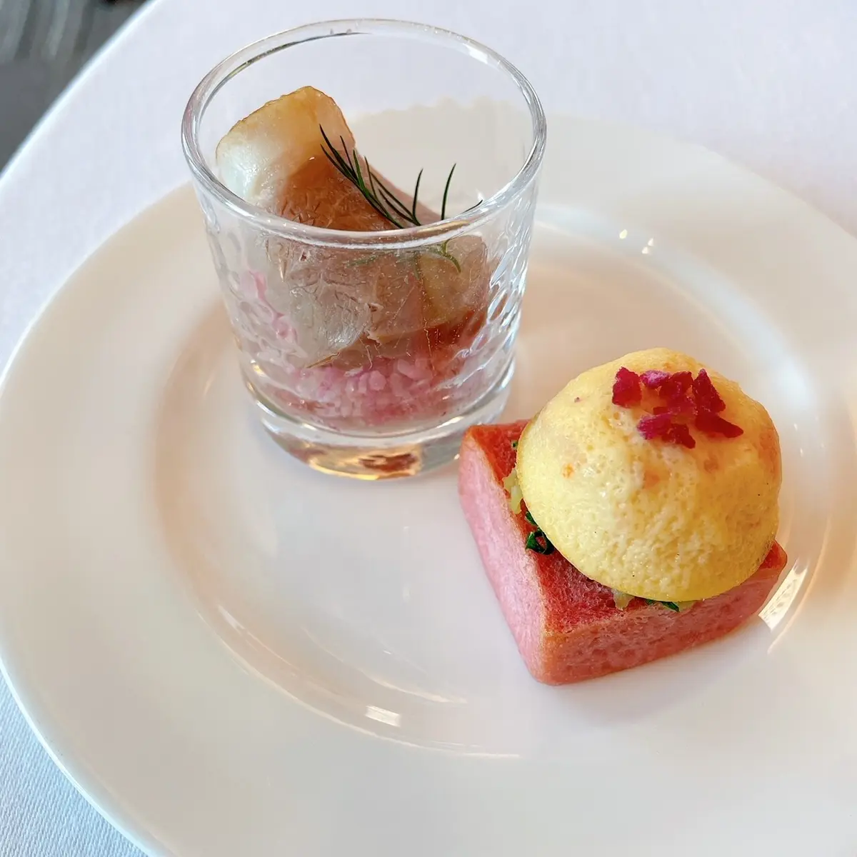 セイボリー3種 サーモンとディルクリームポテトの桜クレープロール・スモークダック イチゴとクスクスのタブレ・桜海老のスフレとキャベツのオンブール