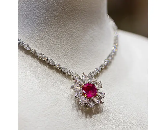 ルビー＆ダイヤモンドネックレス￥371,800,000／FAIDEE
