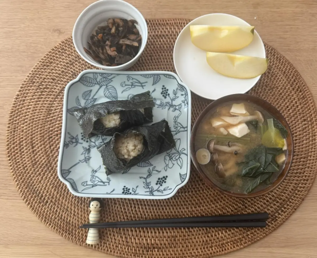 OurAge×Webエクラ　２日目。玄米おにぎり（鮭、昆布）、味噌汁（豆腐、しめじ、小松菜）、五目ひじき煮、りんご1/2個