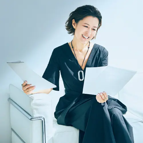 ジャンプスーツコーデの大草直子