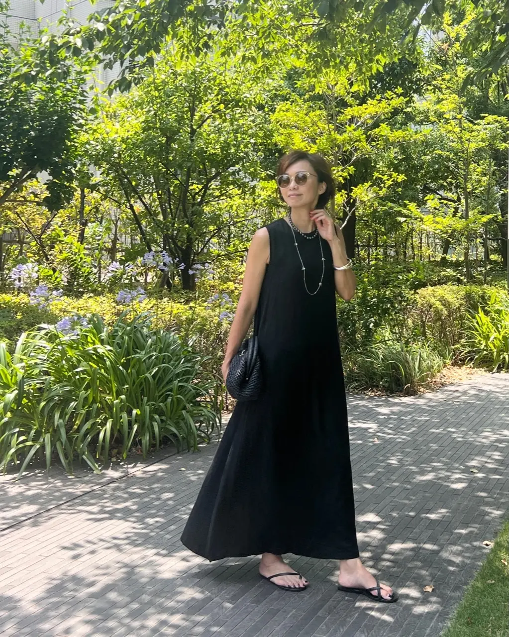 夏の黒ワンピースコーデの画像_2